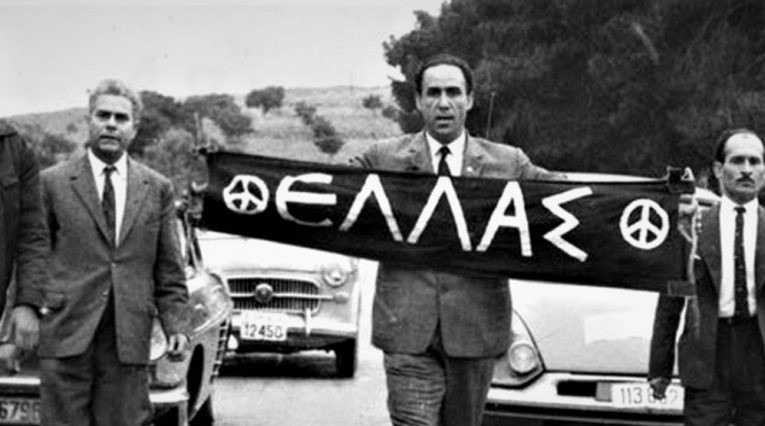 Ο Γρηγόρης Λαμπράκης περπατά μόνος του στην πορεία για την ειρήνη