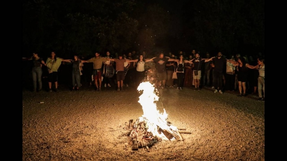 Γλέντι γύρω από τη φωτιά (photo by Λευτέρης Παρτσιάλης)