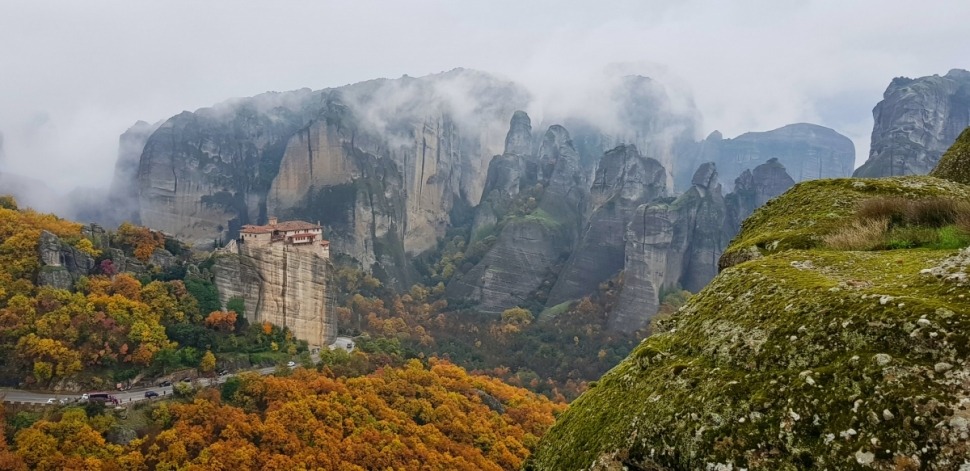Τα Μετέωρα υψώνονται επιβλητικά πάνω από την Καλαμπάκα (photo by Nikos Kavvadas)