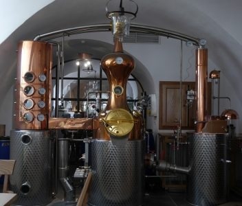 Σύγχρονα ρακοκάζανα για παρασκευή τσίπουρου (πηγή: dromoizois.gr)